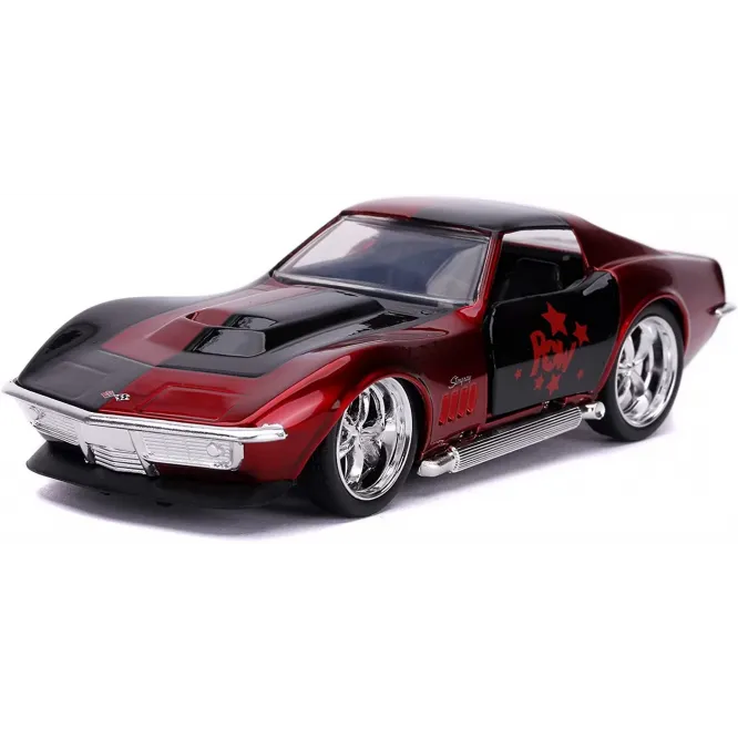 MAȘINĂ METALICĂ HARLEY QUINN 1969 CORVETTE STINGRAY SCARA 1 LA 32