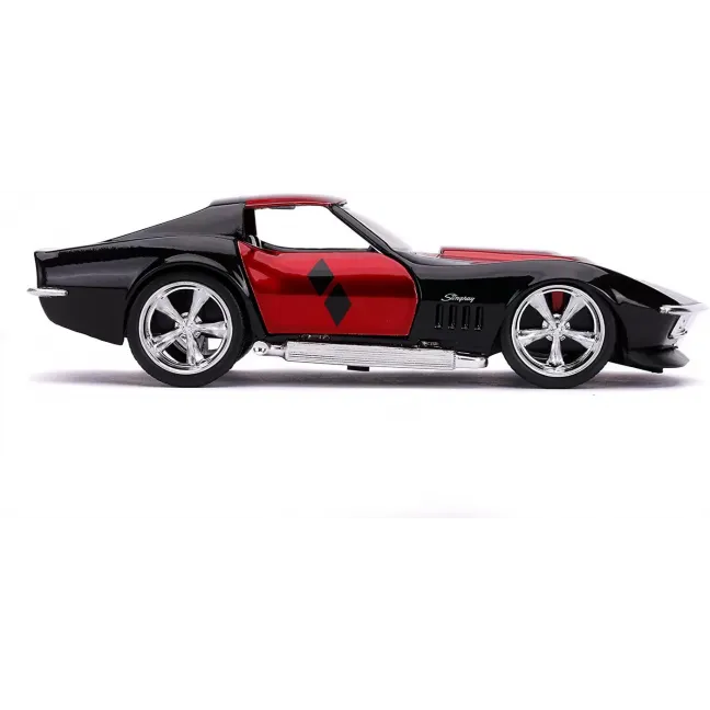 MAȘINĂ METALICĂ HARLEY QUINN 1969 CORVETTE STINGRAY SCARA 1 LA 32