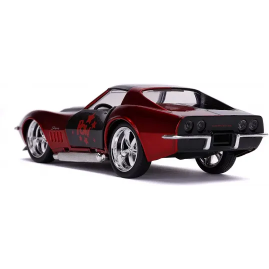 MAȘINĂ METALICĂ HARLEY QUINN 1969 CORVETTE STINGRAY SCARA 1 LA 32