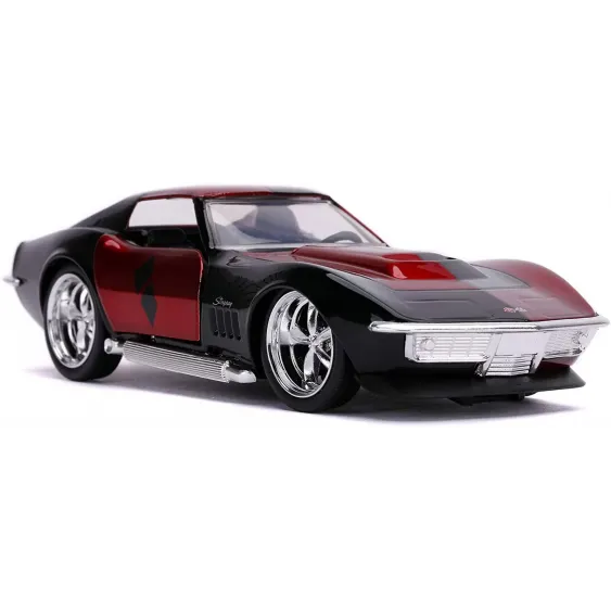 MAȘINĂ METALICĂ HARLEY QUINN 1969 CORVETTE STINGRAY SCARA 1 LA 32