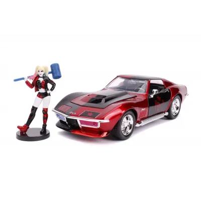 MAȘINUȚĂ DIN METAL HARLEY QUINN 1969 CHEVY CORVETTE SCARA 1:24