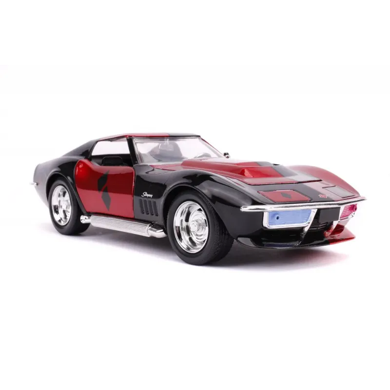 MAȘINUȚĂ DIN METAL HARLEY QUINN 1969 CHEVY CORVETTE SCARA 1:24