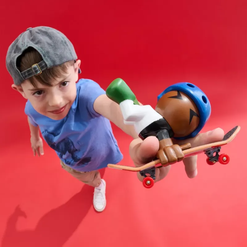 TECH DECH SK8 CREW PACHET 2 SETURI PLACA ȘI FIGURINĂ 9.6CM SAPCA NEAGRA ȘI CASCA ALBASTRA