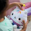 GABBYS DOLLHOUSE PLUS STRALUCITOR MOTANUL BRIOSEL 25CM