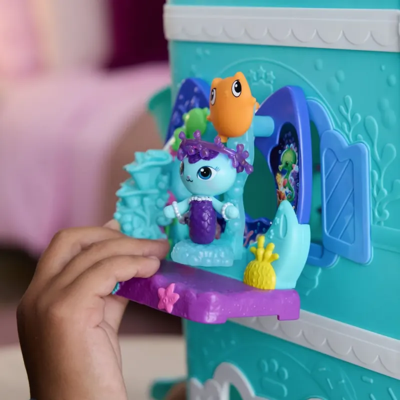 GABBYS DOLLHOUSE FILMUL SET BALCONUL ACVARIU ȘI FIGURINĂ MERCAT CU ACCESORII