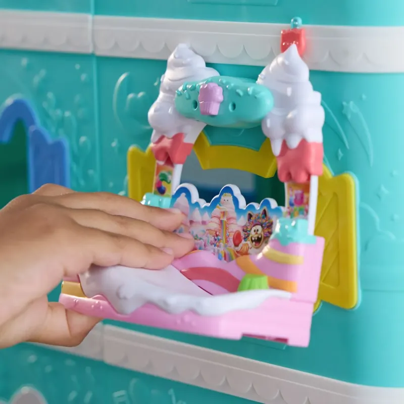 GABBYS DOLLHOUSE FILMUL SET BALCONUL DIN DULCIURI ȘI FIGURINĂ PISICĂ CAKEY CU ACCESORII