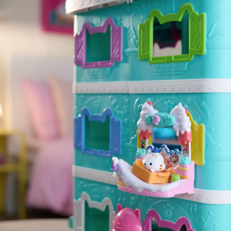 GABBYS DOLLHOUSE FILMUL SET BALCONUL DIN DULCIURI ȘI FIGURINĂ PISICĂ CAKEY CU ACCESORII