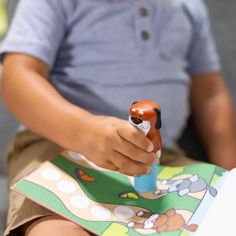 MELISSA AND DOUG SET DE JOACĂ AUTOCOLANTE ȘI STAMPILA CU CĂȚELUS REINCARCABILA