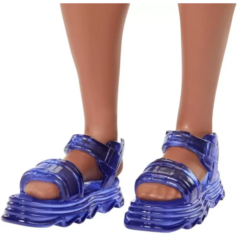 BARBIE PAPUSA BAIAT FASHIONISTAS CU TRICOU CU DUNGI ALBE ȘI PORTOCALII ȘI APARATE AUDITIVE