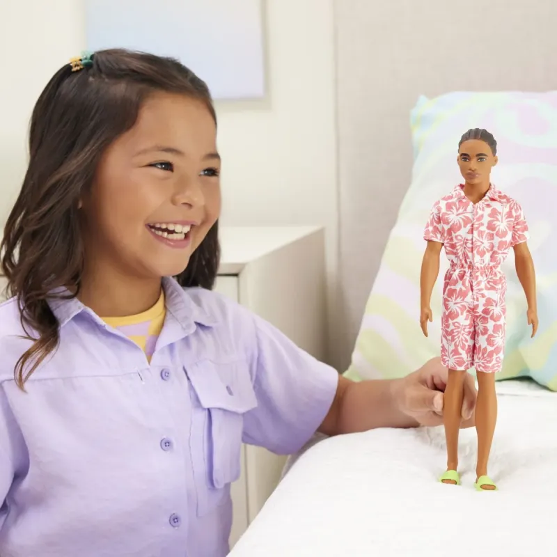 BARBIE PAPUSA BAIAT FASHIONISTAS IN SALOPETA STIL HAWAIAN ȘI SANDALE VERZI