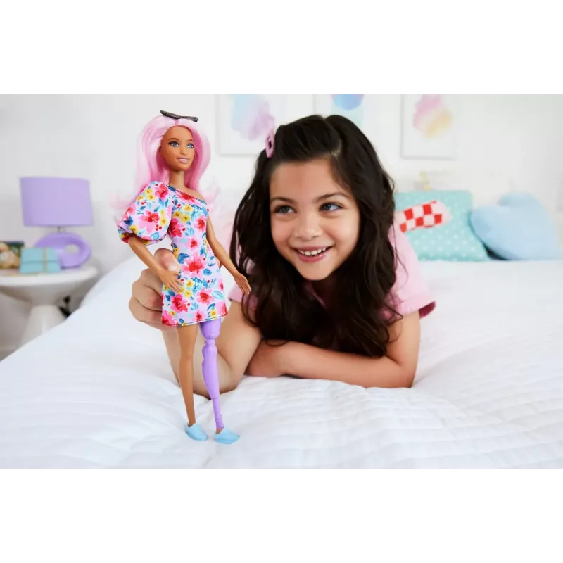 PAPUSA BARBIE FASHIONISTA CU PAR ROZ ȘI PICIOR PROTETIC