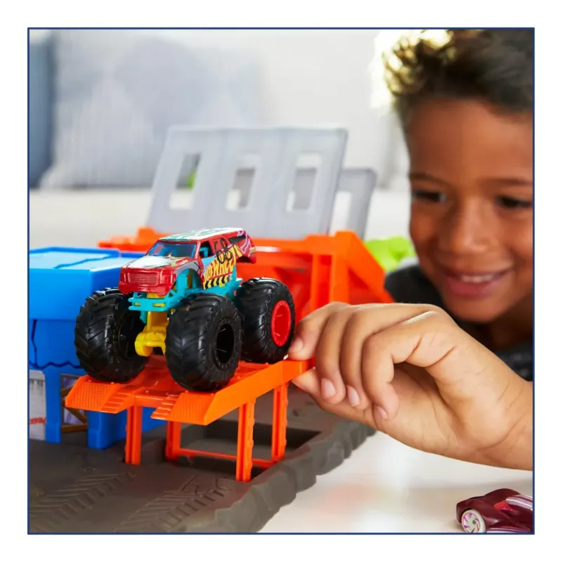 HOT WHEELS MONSTER TRUCKS SET BLAST STATION