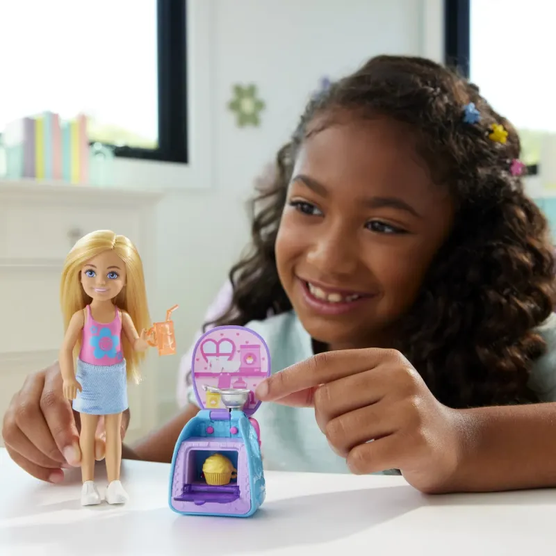 BARBIE PAPUSICA CHELSEA CU RUCSAC PENTRU COACEREA BRIOSELOR