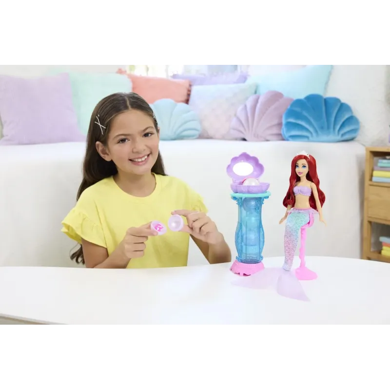 DISNEY PRINCESS PAPUSA ARIEL ȘI MASUTA DE MACHIAJ CU SURPRIZE