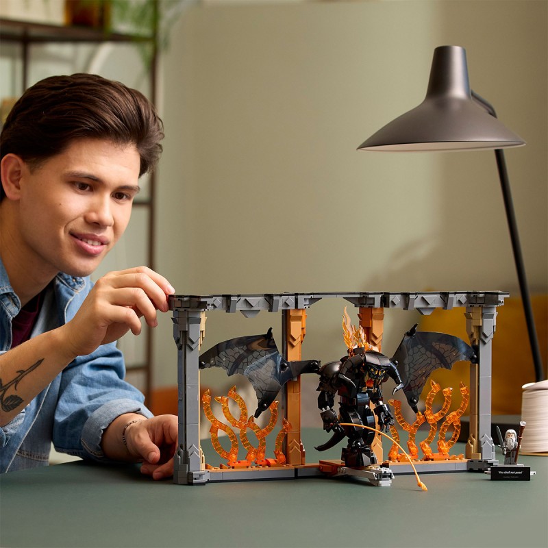 LEGO Icons (Creator Expert) - Stăpânul inelelor: Dioramă pentru bibliotecă cu un Balrog - 10367