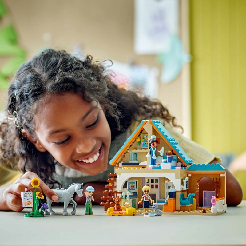LEGO Friends - Clinica veterinara pentru cai si animale de companie - 42651