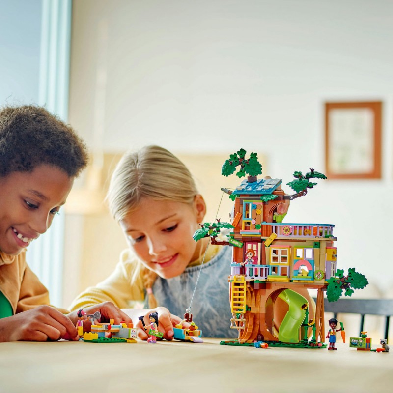 LEGO Friends - Momente cu prietenii la casa din copac - 42652