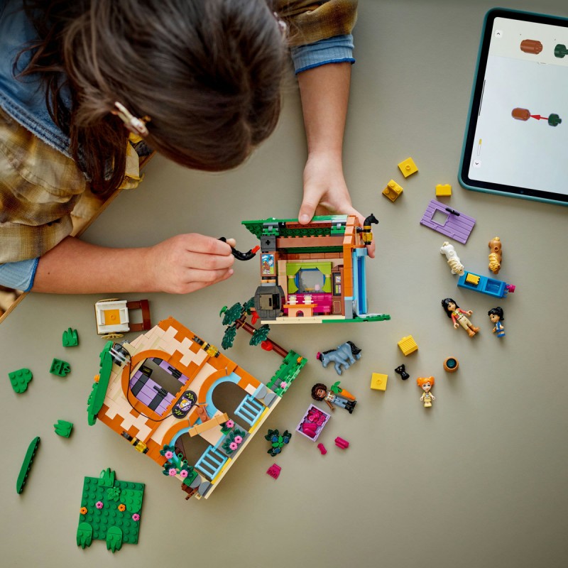LEGO Friends - Fermă şi grajd pentru ponei - 42654