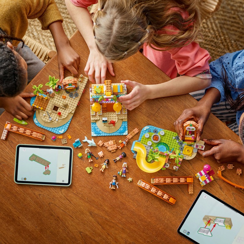 LEGO Friends - Staţiune de pe litoral pentru vacanţă cu familia - 42673