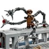 LEGO Marvel Super Heroes - Lupta de pe acoperisul trenului dintre Omul-Paianjen si Doc Ock - 76321